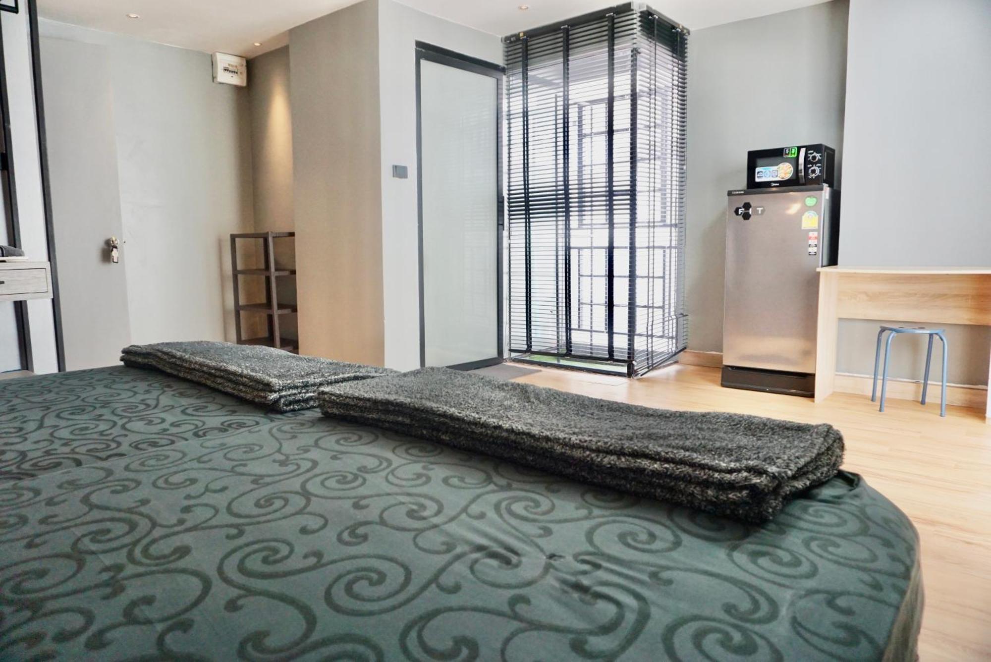 Hash Apartment With Unique Chill Design At Silom Soi 3 Bangkok Exterior photo